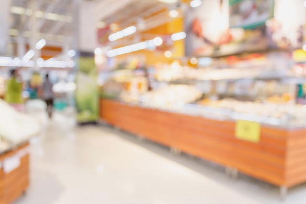 Supermarket ze świeżą żywnością streszczenie niewyraźne tło ze światłem bokeh