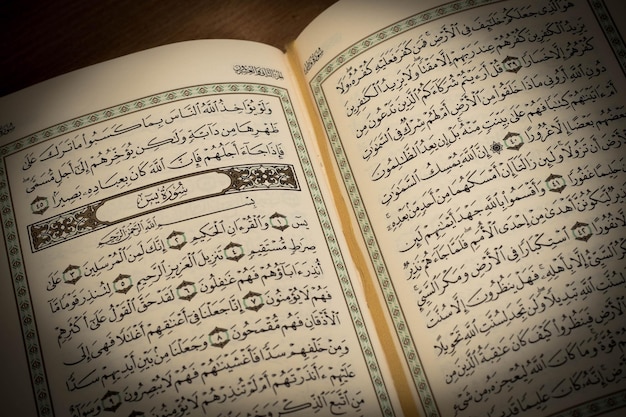 Sura Yaseen Koran to islamska święta księga dla muzułmańskiego Koranu pokazuje Sura Yaseen na tle drewna