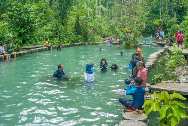 SURATTHANI THAILAND 23 listopada 2023 Wielu ludzi przyjeżdża na wypoczynek w lecie do basenu leśnego w Panamrat Prowincja Suratthani Tajlandia