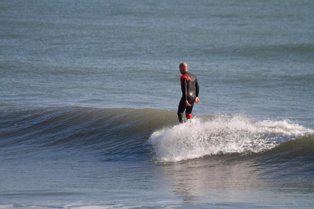 Surfer big wave Wyzwania i osiągnięcia w sporcie i zdrowiu