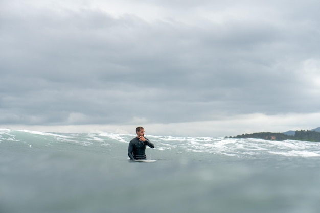 Surfer czekający na falę na morzu podczas sztormu