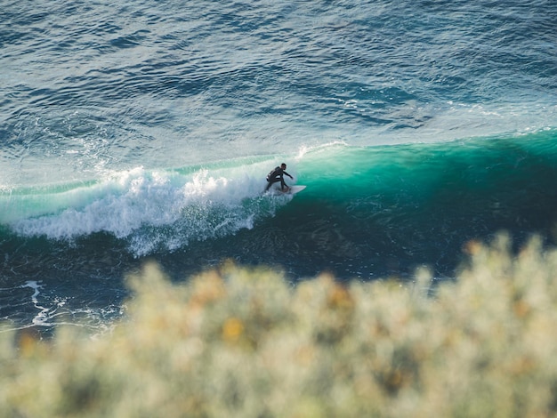 Surfer łapiący Falę Na Północnym Wybrzeżu Teneryfy