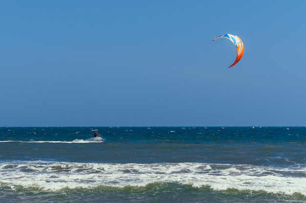 Surfer latający na morzu