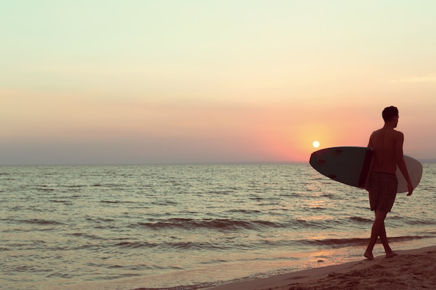 Surfer O Zachodzie Słońca.