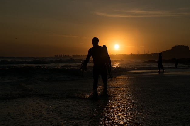 Surfer silhoutte na plaży?