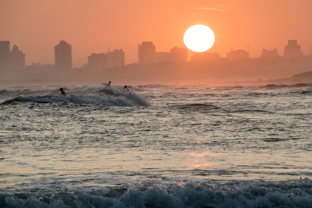 Surfer silhoutte na plaży?