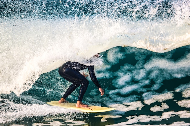 Surfer W Zakręcie Pięknej Wielkiej Fali