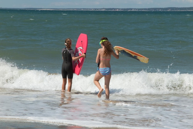 Surferki w morzu bawią się razem