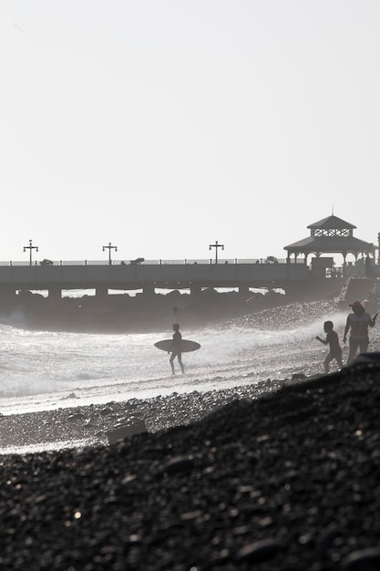 Surferzy i ludzie na plaży w Peru Miraflores Lima