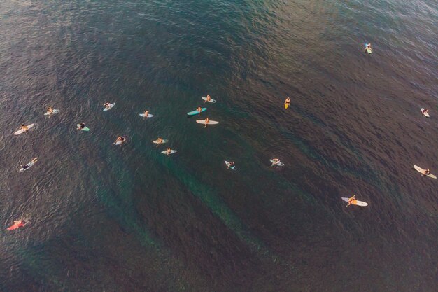 Surferzy na falach w widoku z góry na ocean