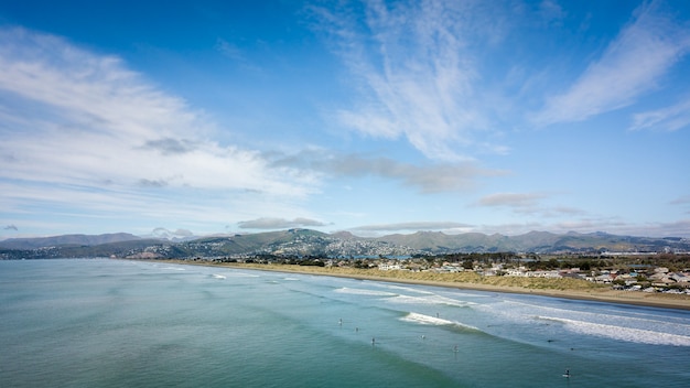 Surferzy Na Plaży Nad Oceanem I Błękitne Niebo Z Lotu Ptaka Wykonane W Nowej Plaży Brighton W Christchurch W Nowej Zelandii