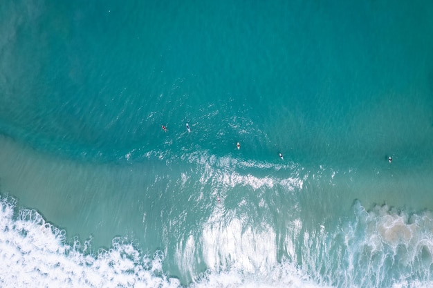 Surferzy W Błękitnym Oceanie Widok Z Góry Piękne Morze W Sezonie Letnim W Phuket Tajlandia