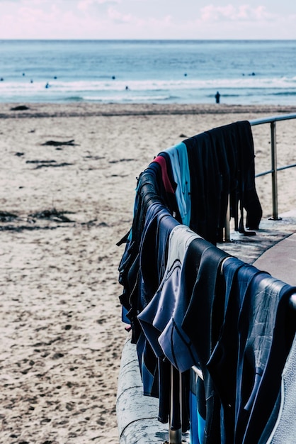 Surfingowe kombinezony suszące się na plaży w Portugalii