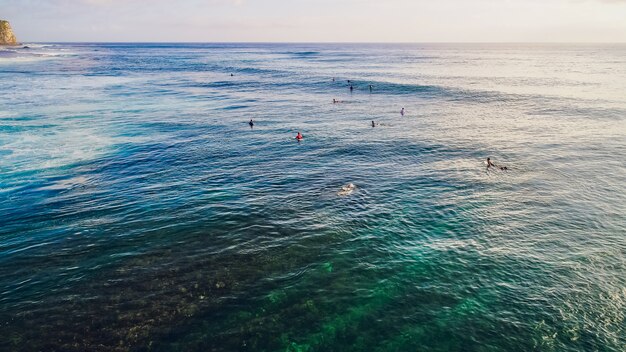 Surfingowiec Jedzie Na Fala W Oceanu Zmierzchu, Odgórny Widok