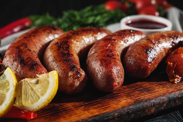 Surowa i grillowana kiełbaska Gourmet BBQ Mięso