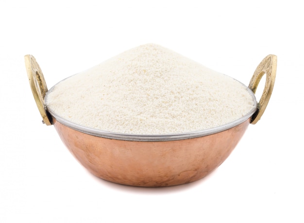 Surowa nieprzygotowana manna mąka lub Suji na Białym tle