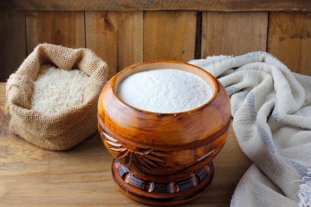 Surowa Organiczna Mąka Ryżowa W Misce Nad Rustykalnym Drewnianym Stołem Bezglutenowym Jedzeniem