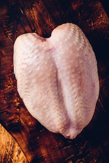 Surowa pierś z kurczaka na desce do krojenia