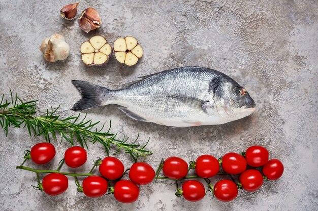 Surowa ryba dorado z warzywami
