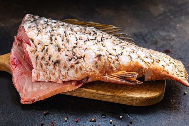 surowa ryba karp biały świeży bezgłowy ryby słodkowodne owoce morza posiłek przekąska na stole kopia przestrzeń jedzenie