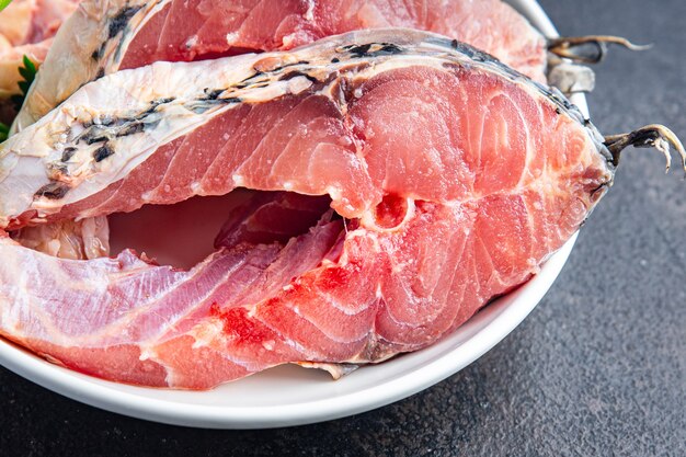 surowa ryba stek biała ryba owoce morza posiłek przekąska na stole kopia przestrzeń jedzenie tło rustykalny