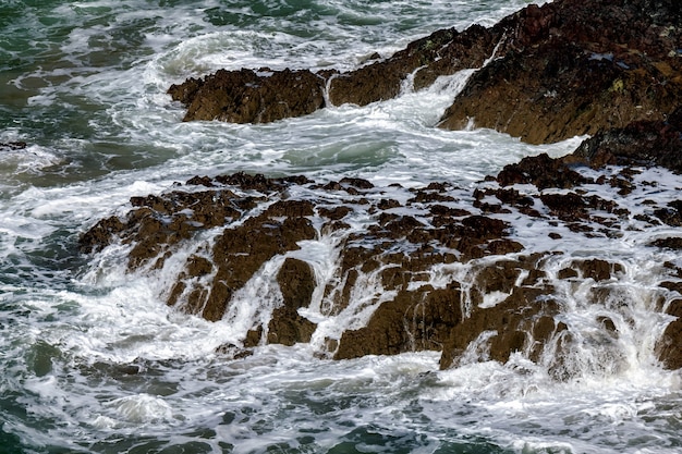 Surowa sceneria wybrzeża w Kynance Cove w Kornwalii