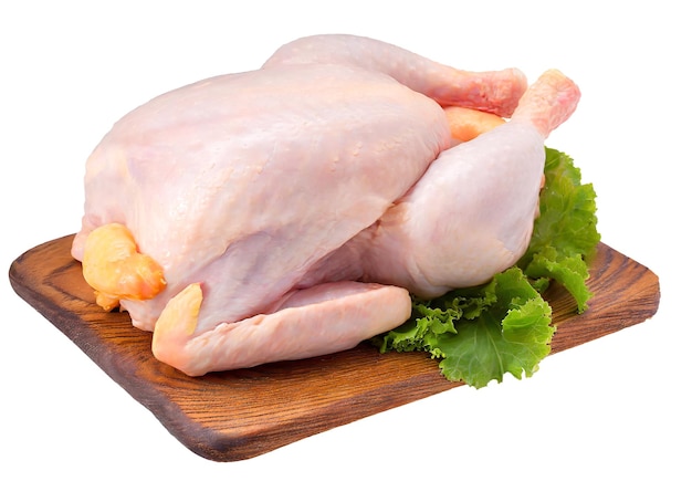 Zdjęcie surowa tusza kurczaka na desce do cięcia odizolowana na białym tle