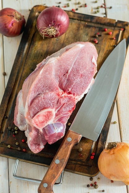 Surowa wieprzowina cebula i nóż