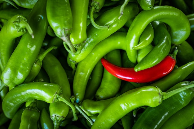 Zdjęcie surowa zielona organiczna papryka serrano zielona papryka chili