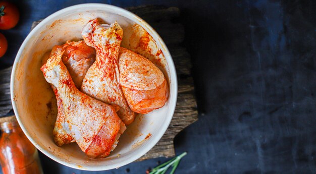 surowe c Udka z kurczaka marynowane papryka grillowane mięso drobiowe
