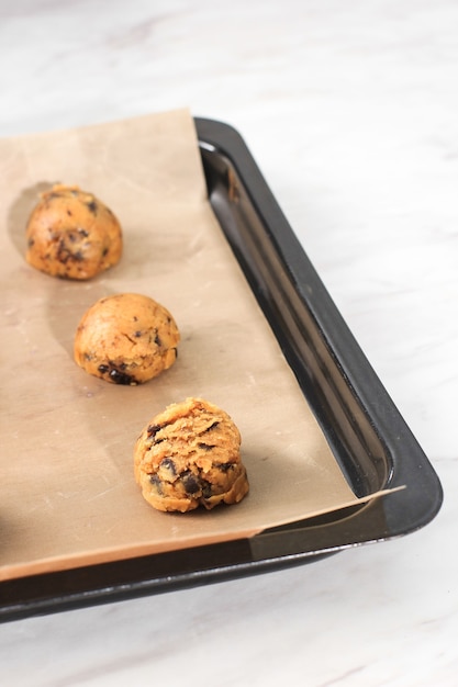 Surowe Ciasto Cookie Na Białym Tle Z Gałką Lodów Do Pomiaru Na Tle. Home Baker Krok Po Kroku Robienie Ciastek Z Kawałkami Czekolady.