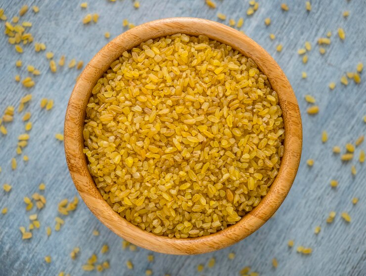 Zdjęcie surowe gruszki bulgur w talerzu na stole