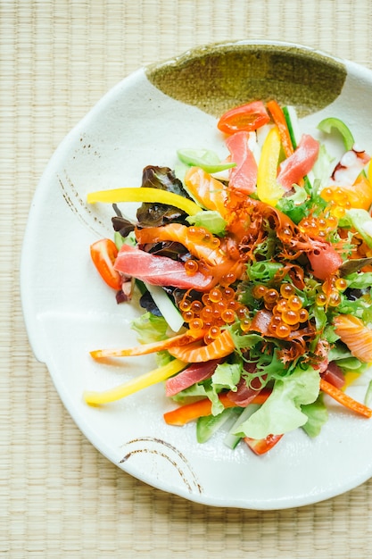 Zdjęcie surowe i świeże mięso z ryb sashimi z warzywami