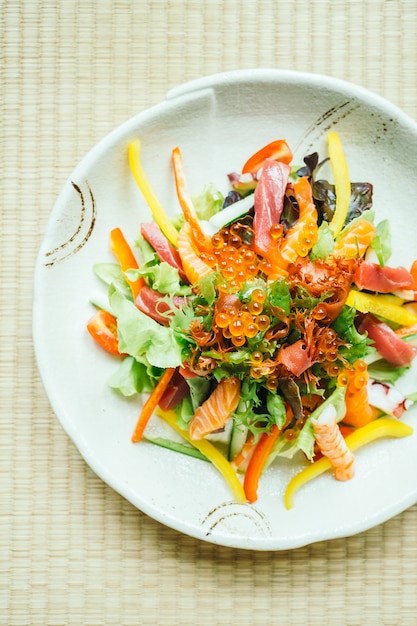 Surowe i świeże mięso z ryb sashimi z warzywami