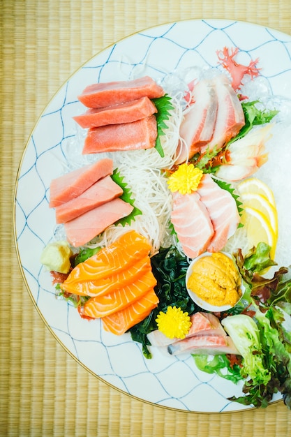 Surowe i świeże mięso z ryb sashimi