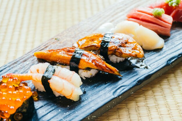 Surowe i świeże rolki sushi nigiri