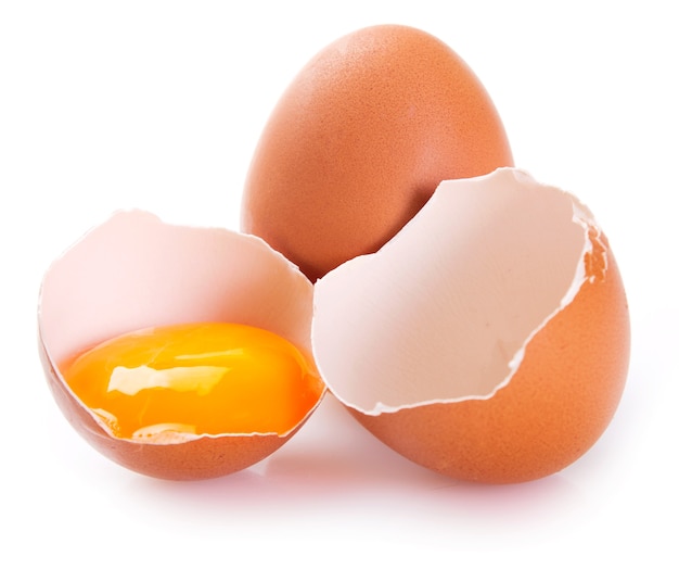 Surowe jajka na białym tle