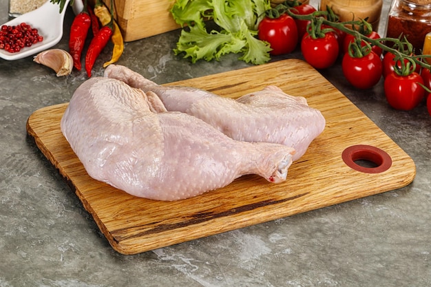 Surowe kurczaki do gotowania