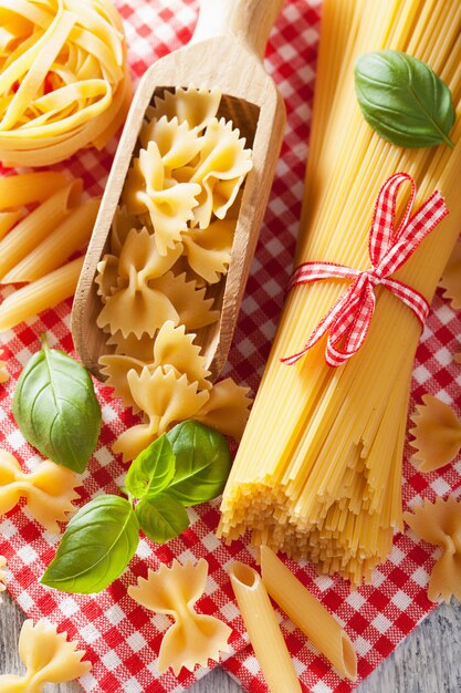 Surowe makarony spaghetti farfalle penne włoska kuchnia