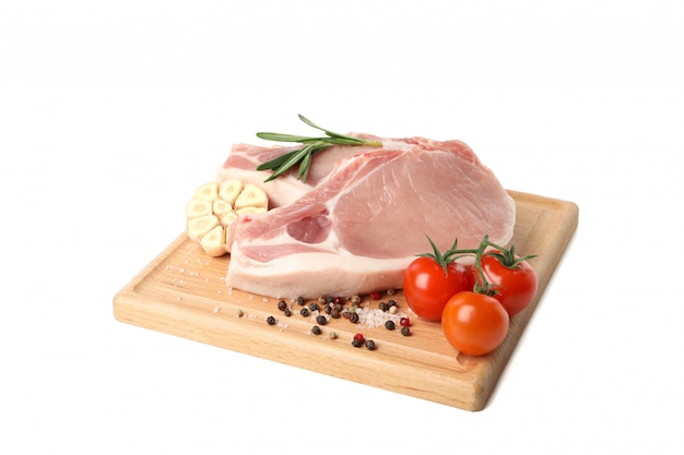 Surowe mięso na stek i składniki na białym tle