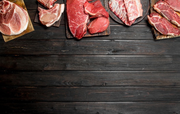 Surowe mięso Różne rodzaje mięsa wieprzowego i wołowego