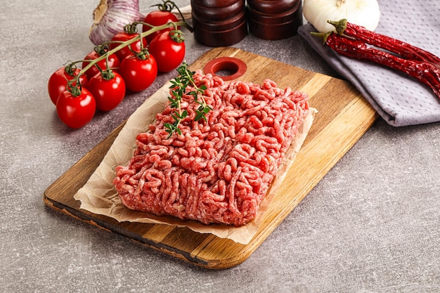 Surowe mięso wołowe mielone mięso niegotowane na pokładzie