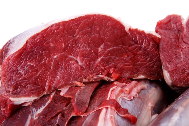 Surowe mięso wołowe na białym tle