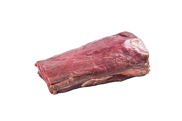 Surowe mięso z polędwicy wołowej na stole rzeźnika na białym tle