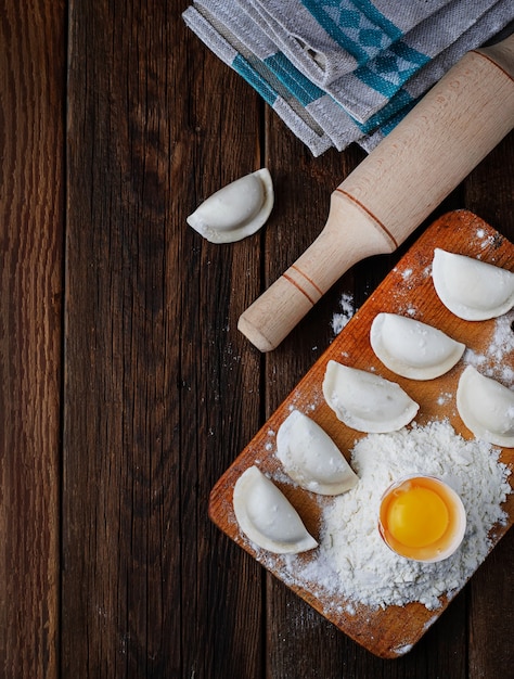 Surowe Pierogi, Mąka, Jajko I Wałek Do Ciasta