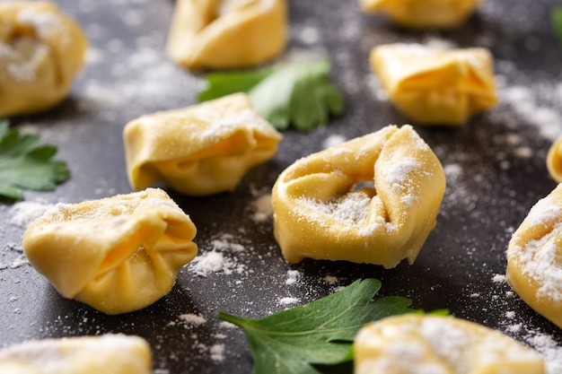 Surowe pierogi pelmeni na czarno