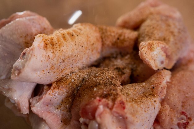 Zdjęcie surowe skrzydełka z kurczaka w przyprawach, gotowanie domowej roboty zdrowej diety