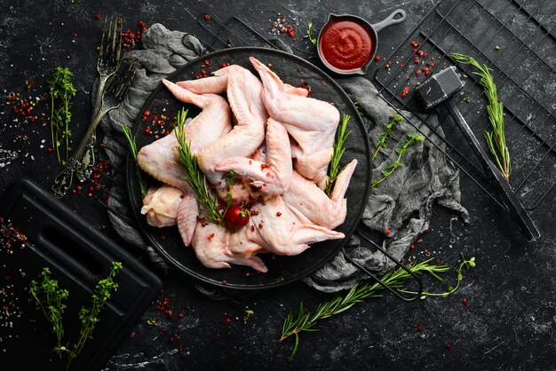 Surowe skrzydełka z kurczaka z przyprawami na tle kuchni Mięso Widok z góry Styl rustykalny