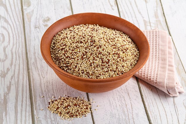 Surowe, suche ziarno ziarna quinoa