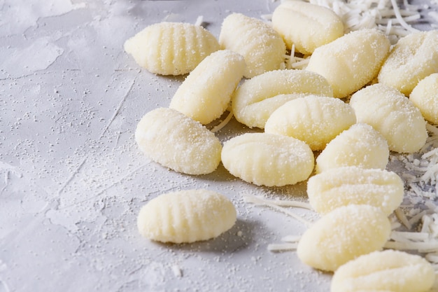 Surowe surowe gnocchi ziemniaczane